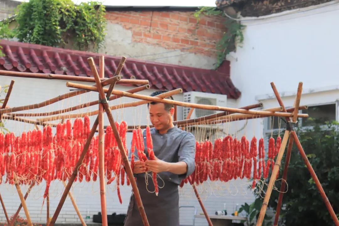 榮業(yè)臘味驚現(xiàn)一群“搵食”密探，有大BOSS來了……？